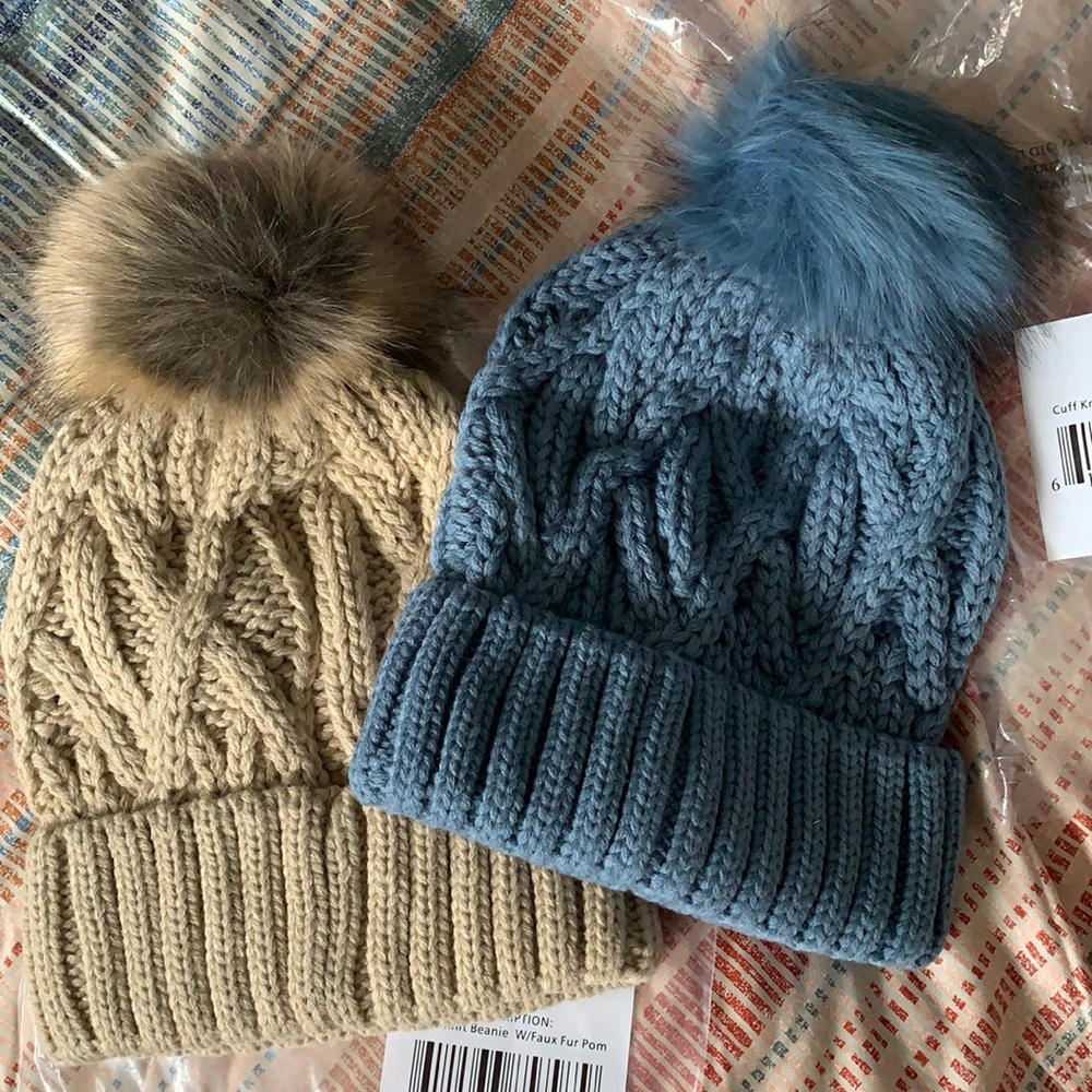 Cuff Knit Beanie w/Faux Fur Pom